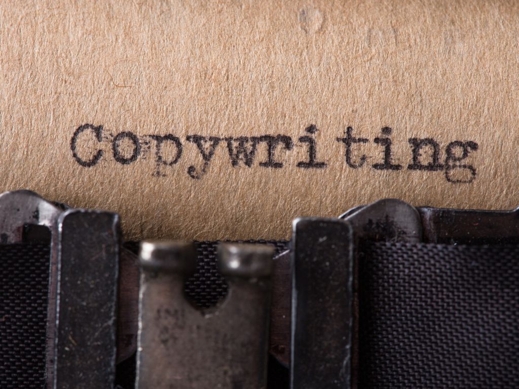 Tradycyjna maszyna do pisania z napisem 'Copywriting', symbolizująca rzemiosło i ewolucję copywritingiem w erze AI.